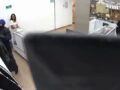 VIDEO: ‘¡Auxilio!’; empleada de joyería grita aterrada durante asalto armado