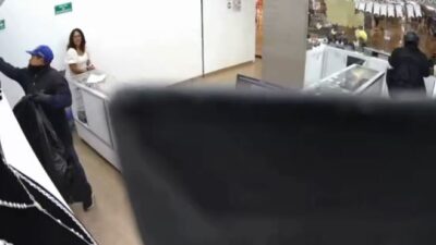 VIDEO: ‘¡Auxilio!’; empleada de joyería grita aterrada durante asalto armado