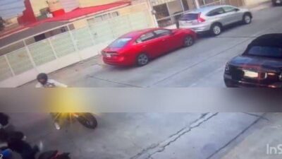 VIDEO: Asaltantes armados disparan a motociclista para quitarle su BWM