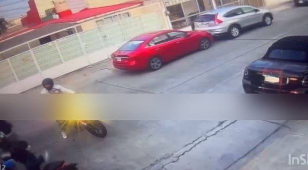 VIDEO: Asaltantes armados disparan a motociclista para quitarle su BWM