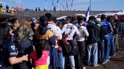 VIDEO: Aficionado de los Pumas fue grabado cuando robaba boletos a una mujer