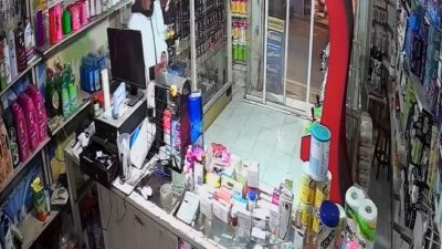 VIDEO: ¿La ocasión hace al ladrón?; joven roba dinero de la caja registradora de una farmacia