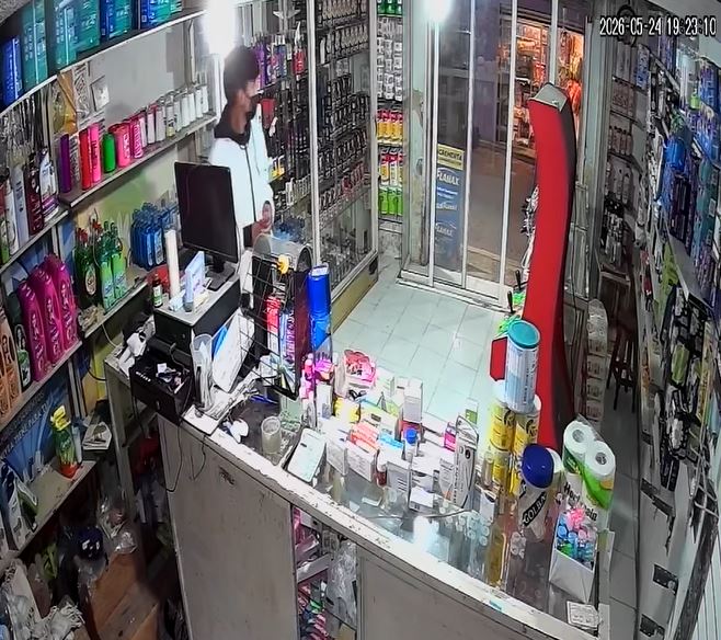 VIDEO: ¿La ocasión hace al ladrón?; joven roba dinero de la caja registradora de una farmacia
