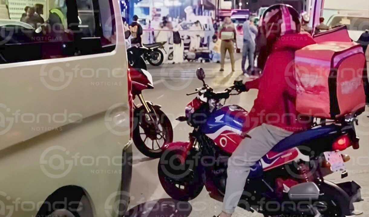 VIDEO. Señora intentaba cruzar la avenida de noche y la arrolló un tráiler