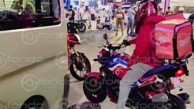 VIDEO. Señora intentaba cruzar la avenida de noche y la arrolló un tráiler