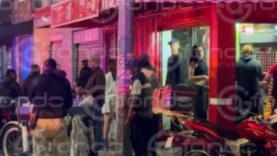 TRAGEDIA: Motociclista sin casco derrapa y luego una combi le pasó encima