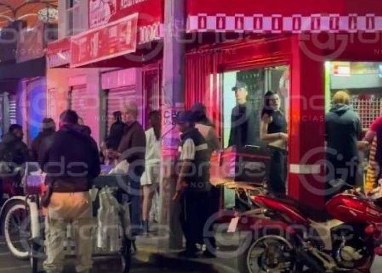TRAGEDIA: Motociclista sin casco derrapa y luego una combi le pasó encima