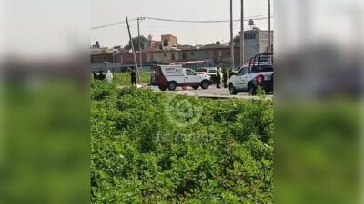 URGENTE: Vecinos salen de casa y encuentran dos cuerpos emplayados