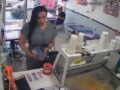 VIDEO: Doctora del IMSS roba una calculadora barata de una heladería