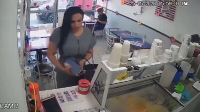 VIDEO: Doctora del IMSS roba una calculadora barata de una heladería