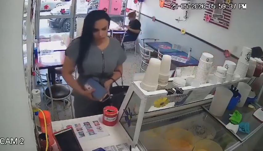VIDEO: Doctora del IMSS roba una calculadora barata de una heladería