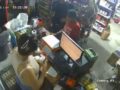 VIDEO. Cliente agarra a machetazos a un asaltante que robaba en una tiendita