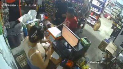 VIDEO. Cliente agarra a machetazos a un asaltante que robaba en una tiendita