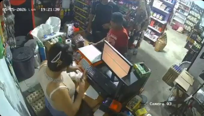 VIDEO. Cliente agarra a machetazos a un asaltante que robaba en una tiendita