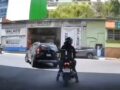 VIDEO: Motociclistas son derribados por un tinaco que cayó de una casa