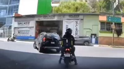 VIDEO: Motociclistas son derribados por un tinaco que cayó de una casa