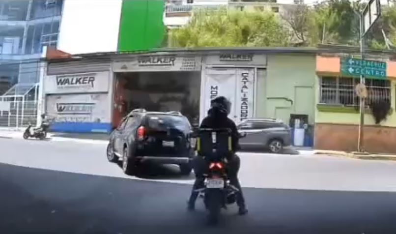 VIDEO: Motociclistas son derribados por un tinaco que cayó de una casa