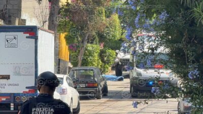 FEMINCIDIO #49. Tiran cuerpo de una mujer emplayado y con un disparo en calles de Edomex