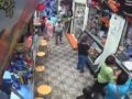 VIDEO: Madre y su hijo pequeño son brutalmente agredidos dentro de un mercado