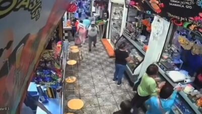 VIDEO: Madre y su hijo pequeño son brutalmente agredidos dentro de un mercado