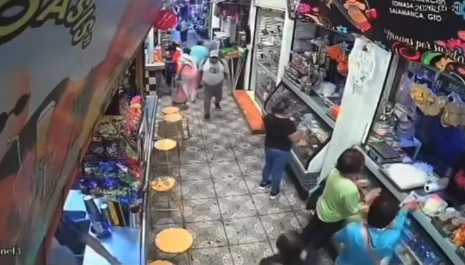 VIDEO: Madre y su hijo pequeño son brutalmente agredidos dentro de un mercado