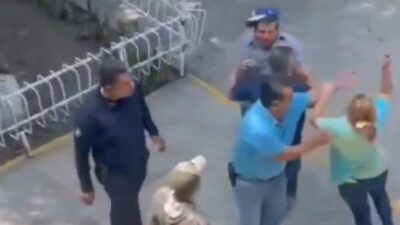 VIDEO: Jovencita es golpeada en un CETIS y su madre va a buscar vengaza