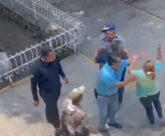 VIDEO: Jovencita es golpeada en un CETIS y su madre va a buscar vengaza