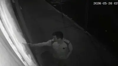 VIDEO. Criminal incendia negocios cerrados sin motivo alguno en Edomex