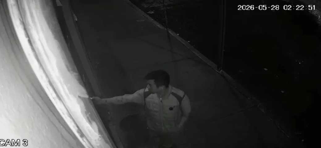 VIDEO. Criminal incendia negocios cerrados sin motivo alguno en Edomex