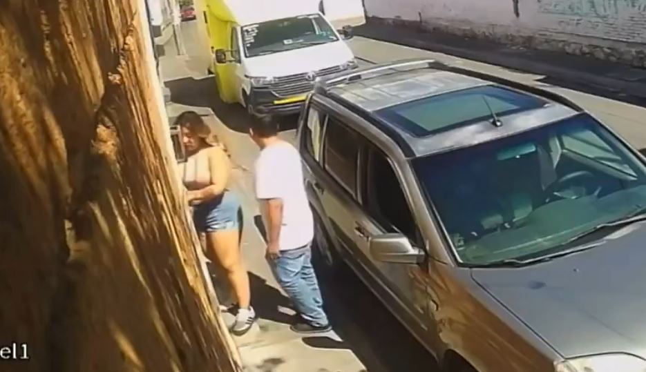 VIDEO: Epidemia criminal; graban otro abuso contra una joven afuera de su casa