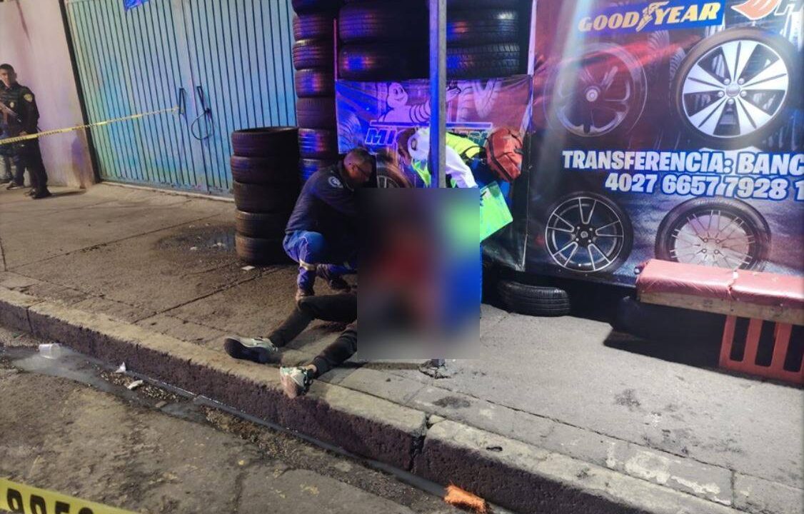 SALVAJE: Joven queda muerto con una puñalada en el pecho junto a unas llantas