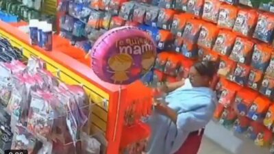 VIDEO: Fardera con un falso bebé roba mercancía en una tienda de dulces