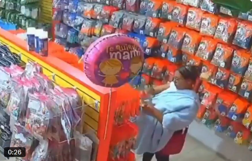 VIDEO: Fardera con un falso bebé roba mercancía en una tienda de dulces