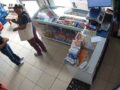 VIDEO: Joven empleada encara a ladrona, pero nada pudo hacer contra ella