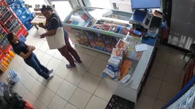 VIDEO: Joven empleada encara a ladrona, pero nada pudo hacer contra ella