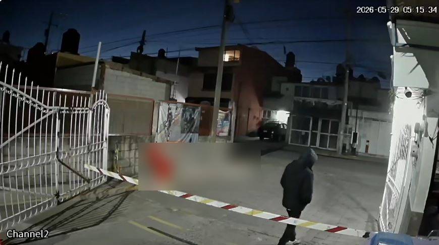 VIDEO: Asaltante corretea y balea a un hombre junto a una caseta de vigilancia