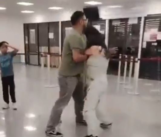 VIDEO: Mujeres convierten tienda Walmart en un ring y arman pelea a golpes