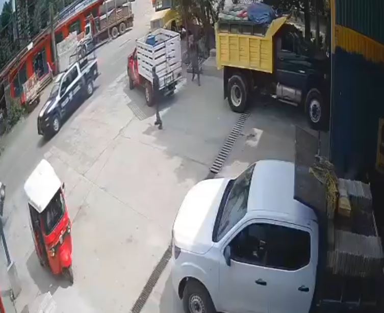 VIDEO: Patrulla choca contra un mototaxi y deja heridos a dos adolescentes