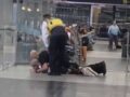 VIDEO. Someten a ratero que tomó la bolsa de un pasajero mientras comía en el AICM