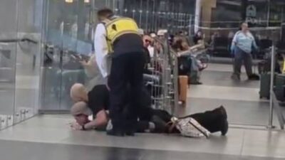 VIDEO. Someten a ratero que tomó la bolsa de un pasajero mientras comía en el AICM