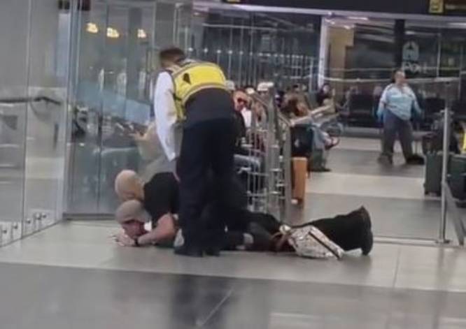 VIDEO. Someten a ratero que tomó la bolsa de un pasajero mientras comía en el AICM