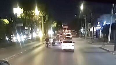 VIDEO. Graban ‘duelo a muerte’ entre conductor y motociclista en avenida del Estado de México