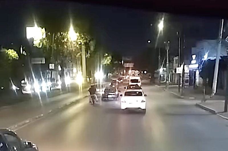 VIDEO. Graban ‘duelo a muerte’ entre conductor y motociclista en avenida del Estado de México