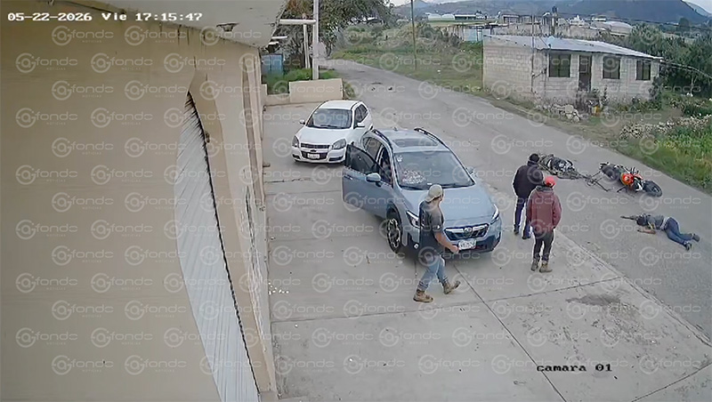 VIDEO. Tripulantes de una motocicleta salen volando y se estrellan contra las ramas de un árbol