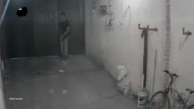 VIDEO: Ladrón ‘brota’ de una coladera para robar dentro de un casa