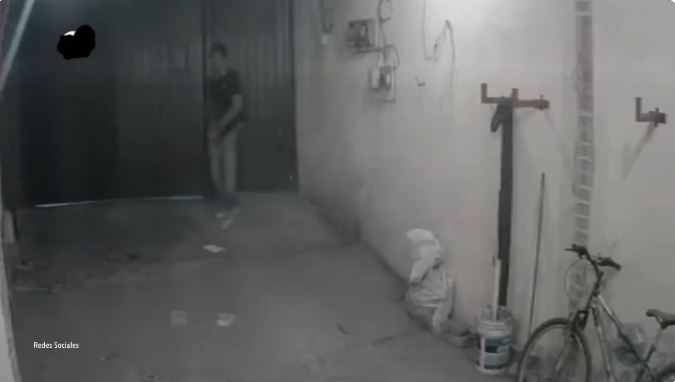 VIDEO: Ladrón ‘brota’ de una coladera para robar dentro de un casa
