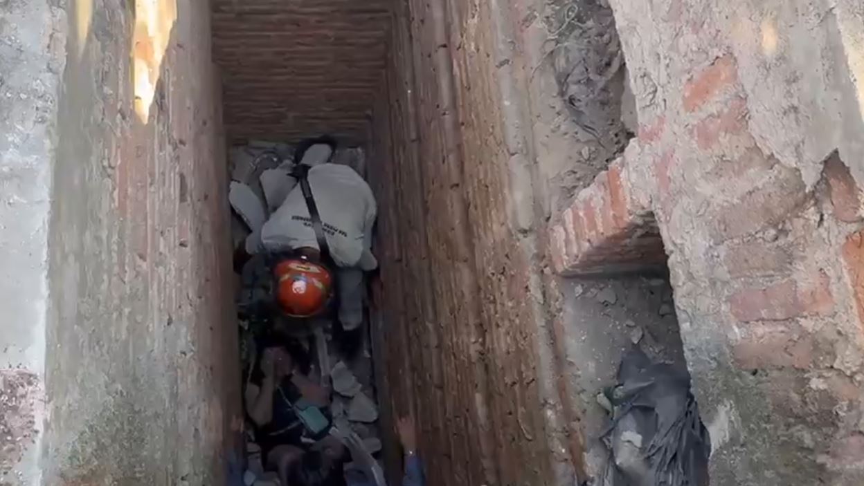VIDEO: Madre e hijo extranjeros entran a ‘pasear’ a un panteón y terminan dentro de una tumba