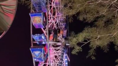 VIDEO: Jóvenes borrachas sacuden canastilla de la ‘Rueda de la fortuna’ y una queda colgada
