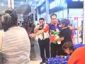 VIDEO: Señora intenta robar una bolsa de gomitas y arma un caos en un Chedraui