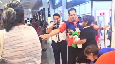 VIDEO: Señora intenta robar una bolsa de gomitas y arma un caos en un Chedraui